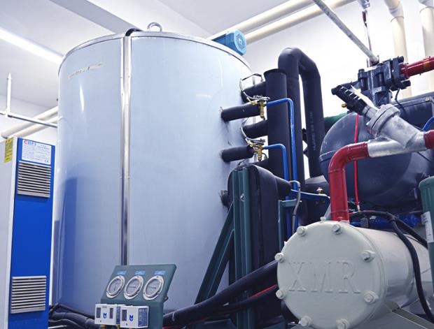 一臺(tái)10噸級(jí)的工業(yè)冰塊制冰機(jī)，價(jià)格一般在20萬到50萬人民幣上下浮動(dòng)