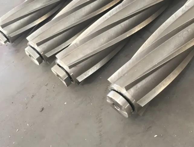 不正確安裝或嚴重磨損的冰刀刀片也會導致冰刀卡住